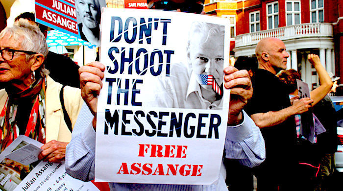 protest_photos:1_assange_protest_katherin_da_.jpg