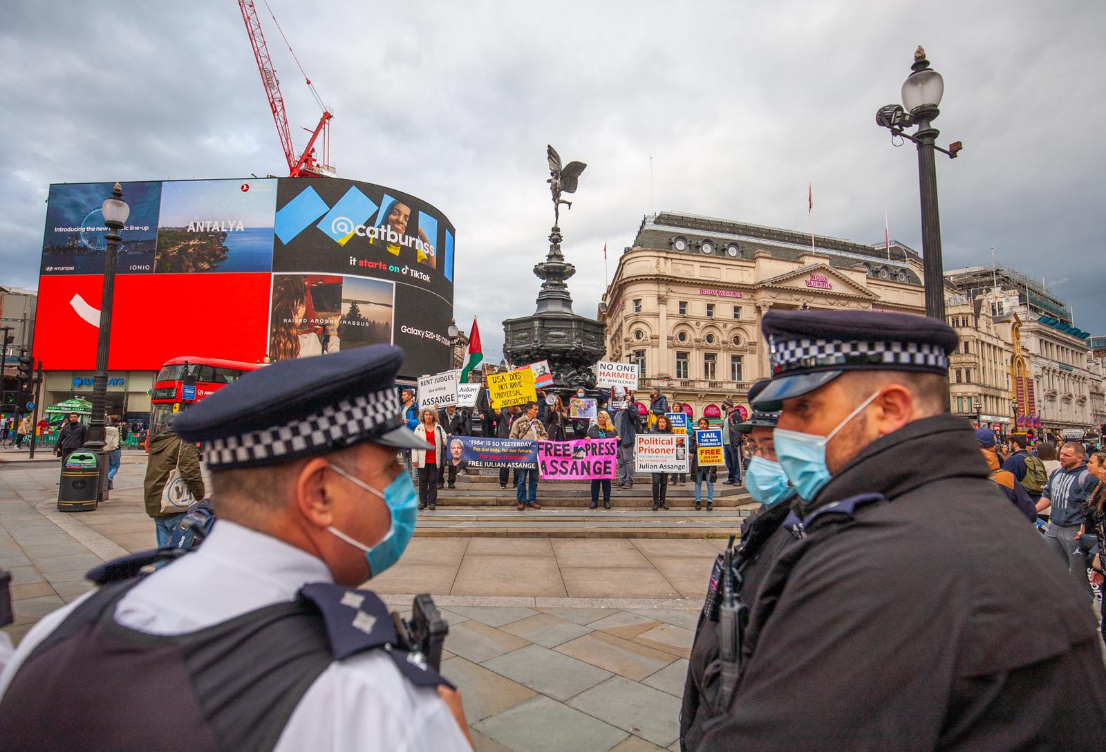 protest_photos:angle-of-approach-piccadilly-circus-london-3oct20.jpg