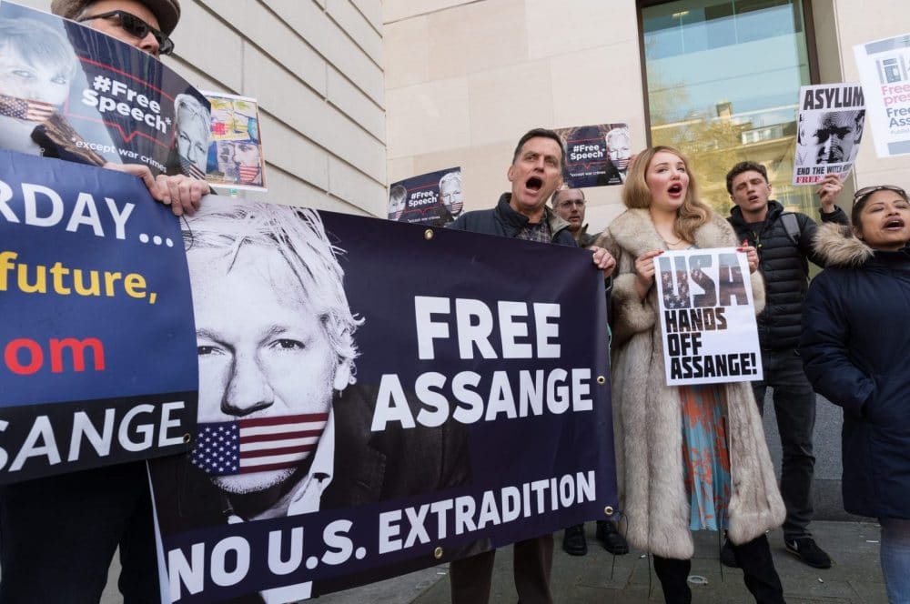 protest_photos:assange-protest-e1555069241845.jpg