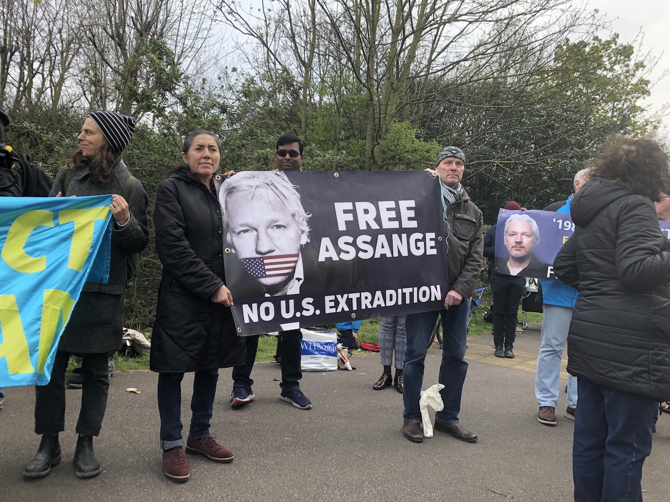 protest_photos:assange-protests.jpg
