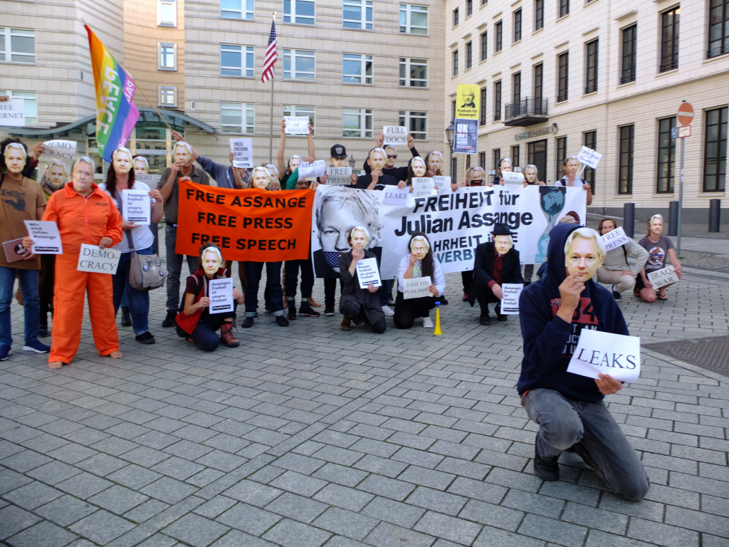 protest_photos:bieng-julian-assange-us-embassy-berlin-7sept20.jpg