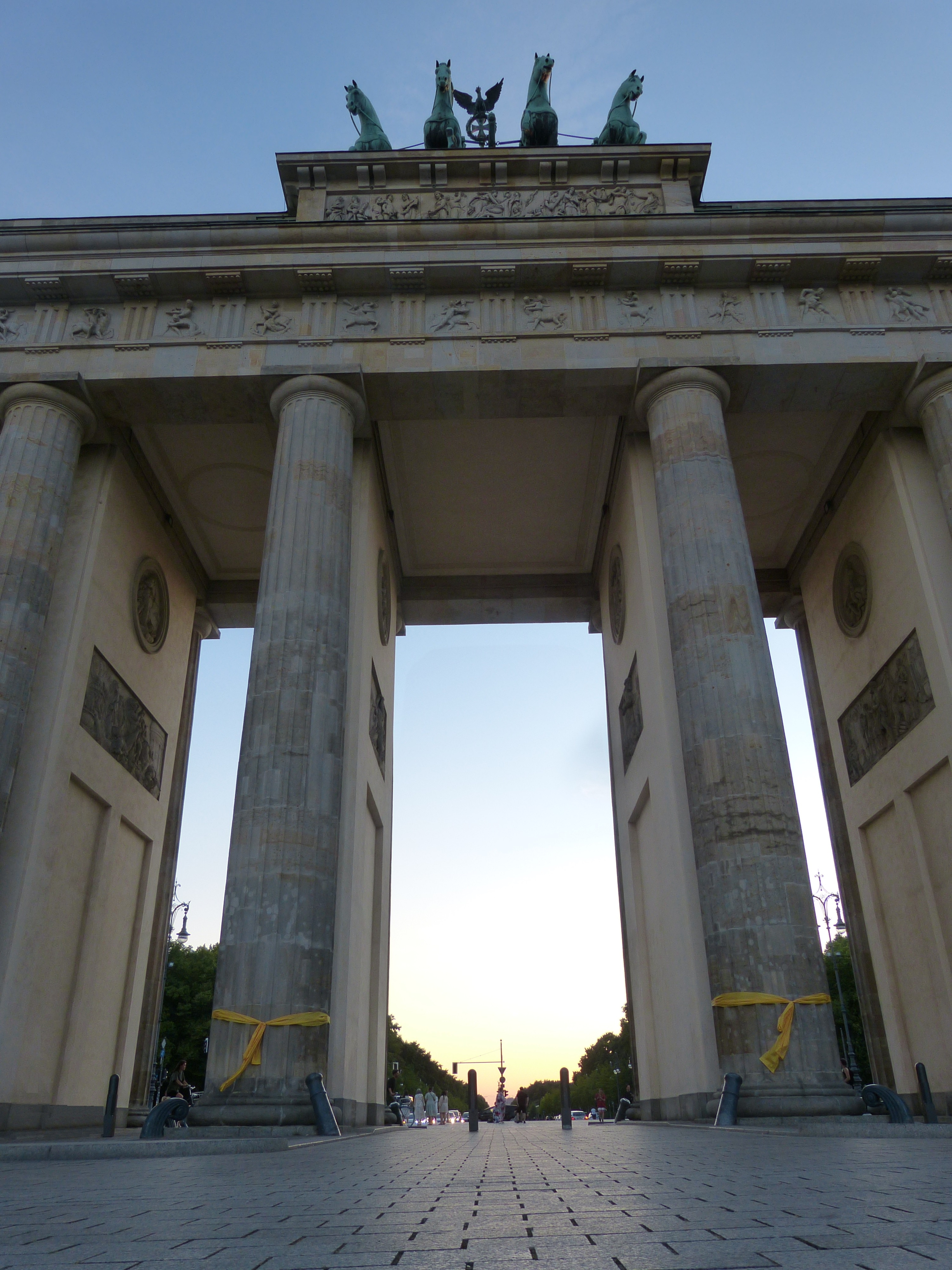 bild_brandenburger_tor_mit_schleifen.jpg