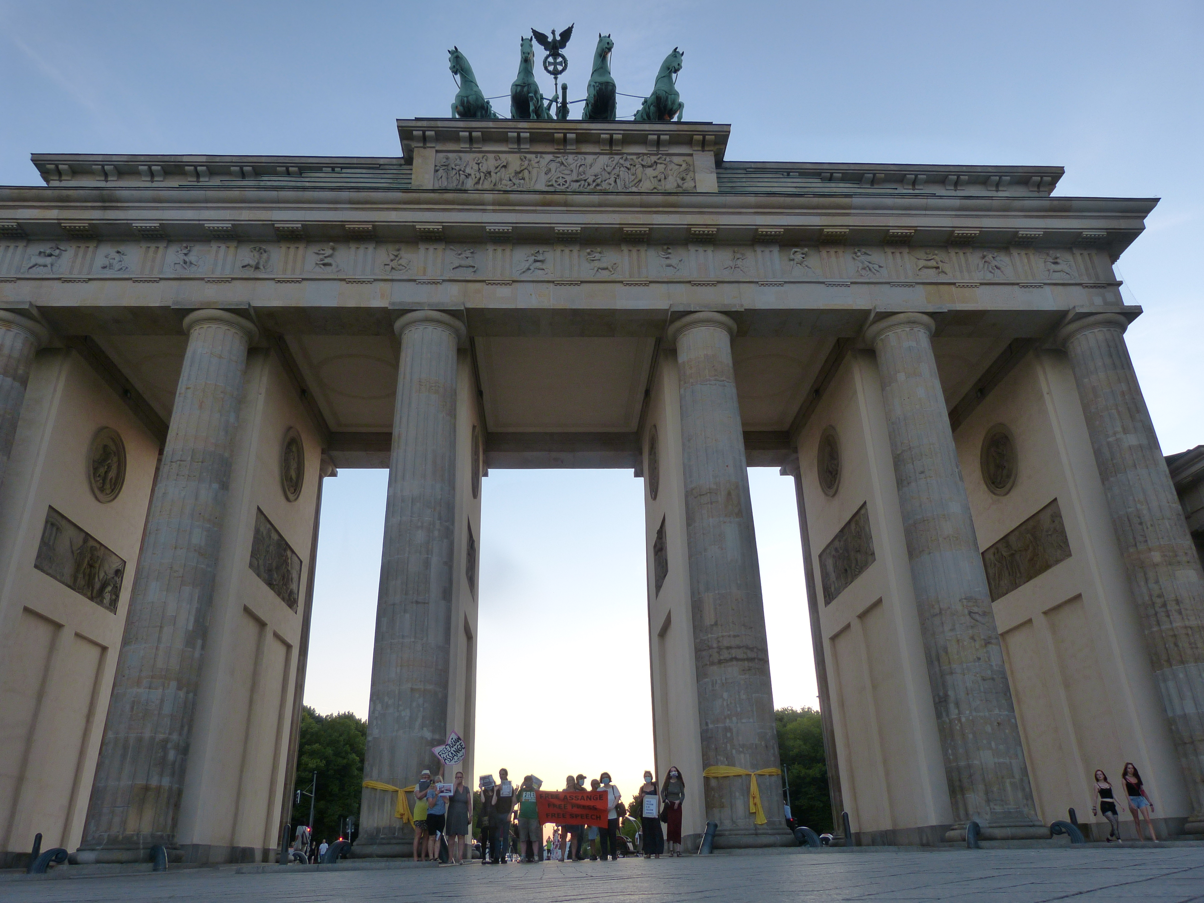 bild_brandenburger_tor_mit_schleifen_gruppe.jpg