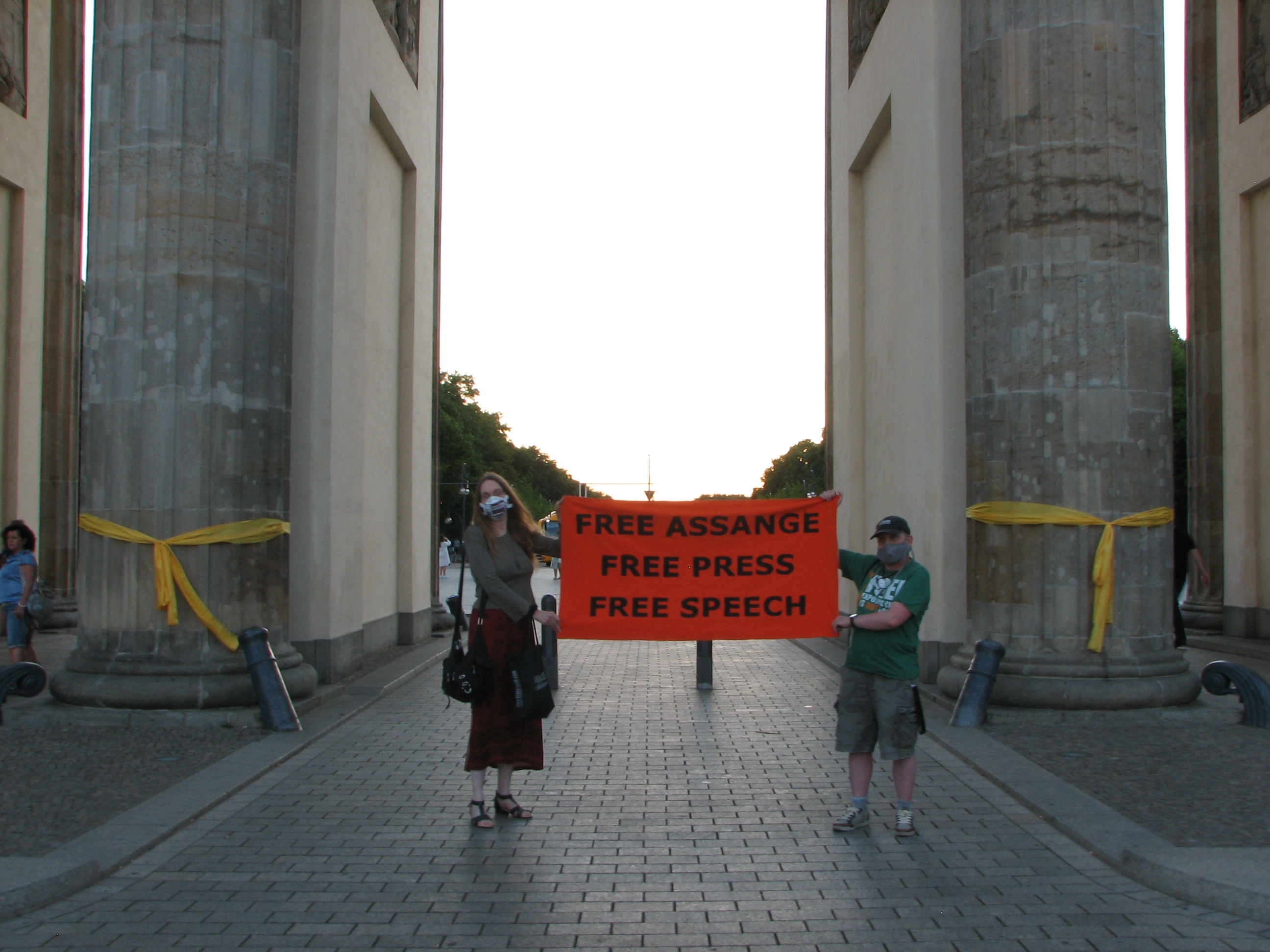 bild_brandenburger_tor_mit_schleifen_mit_spruch.jpg