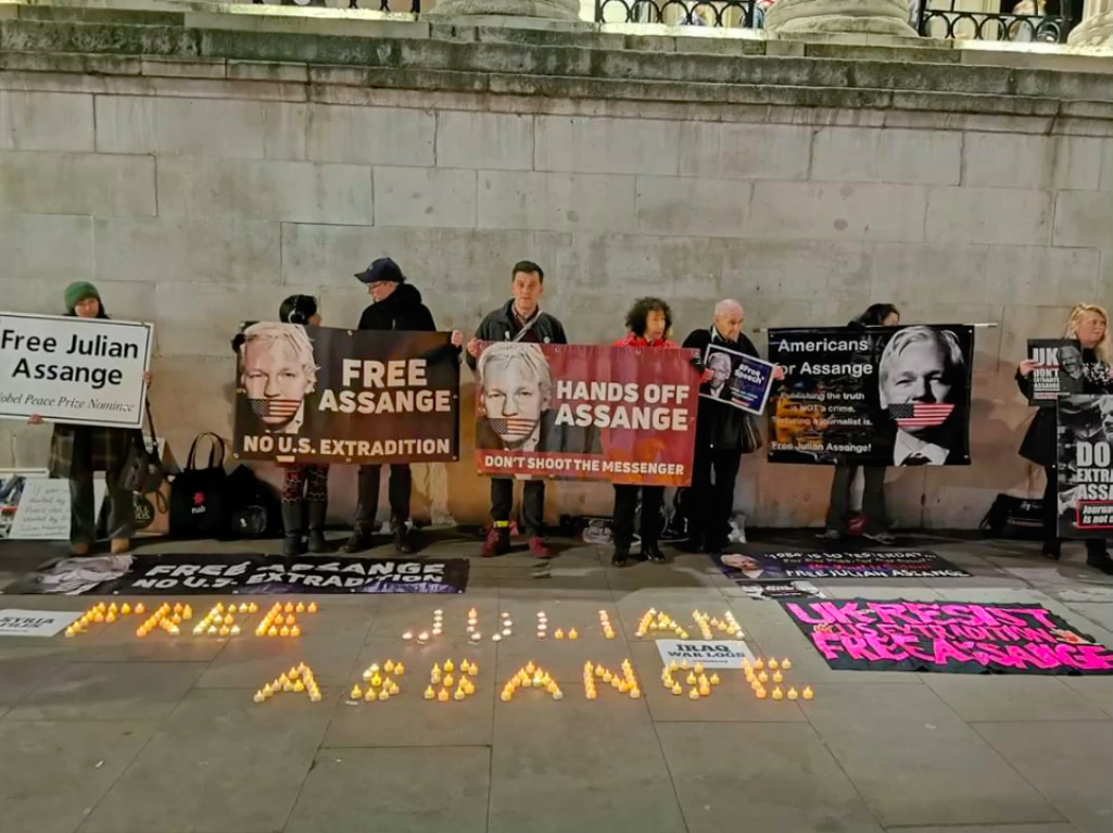 protest_photos:candles-trafalgar-sq-london.png