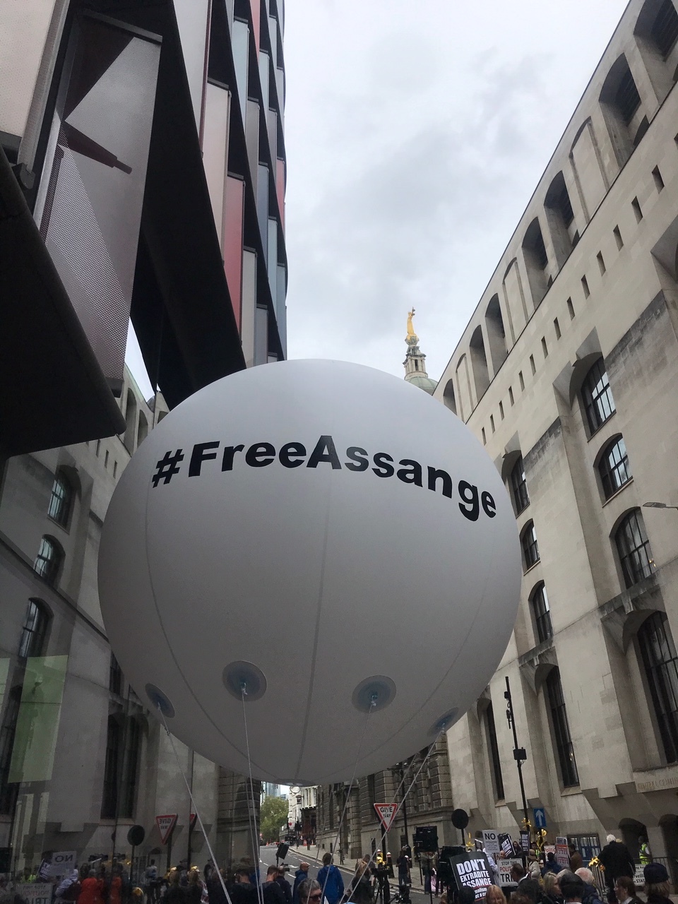 free-a-balloon-old-bailey-london-7sept20.jpg