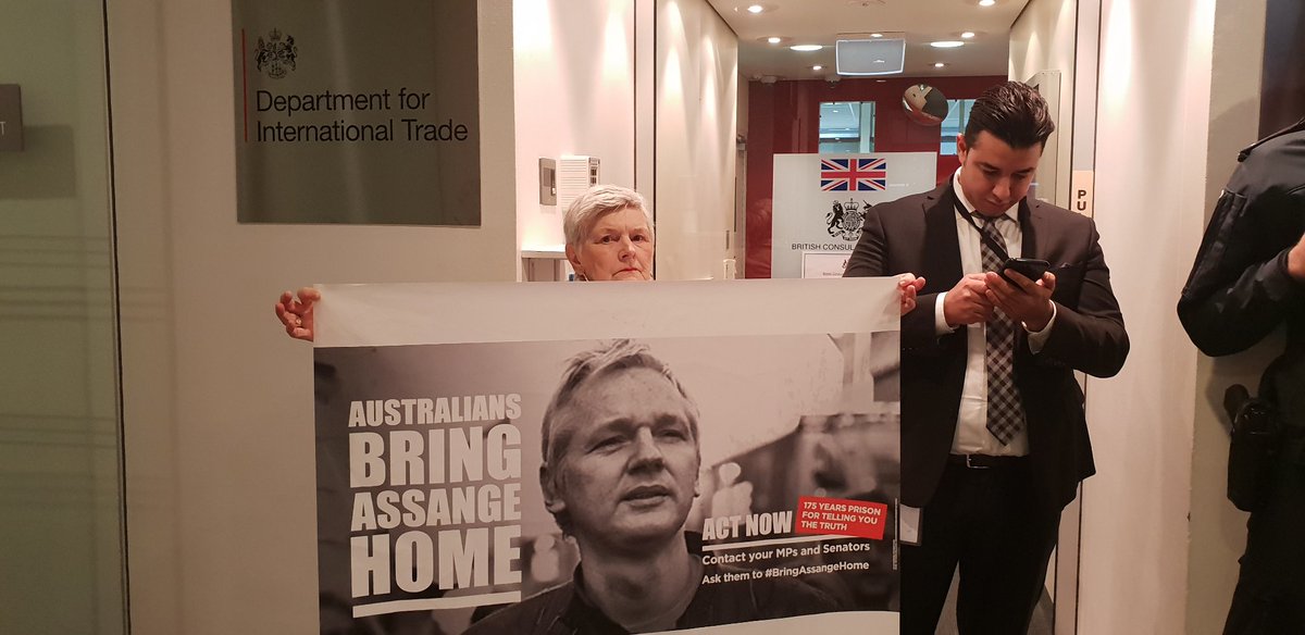 protest_photos:free-assange-uk-consulate1.jpg
