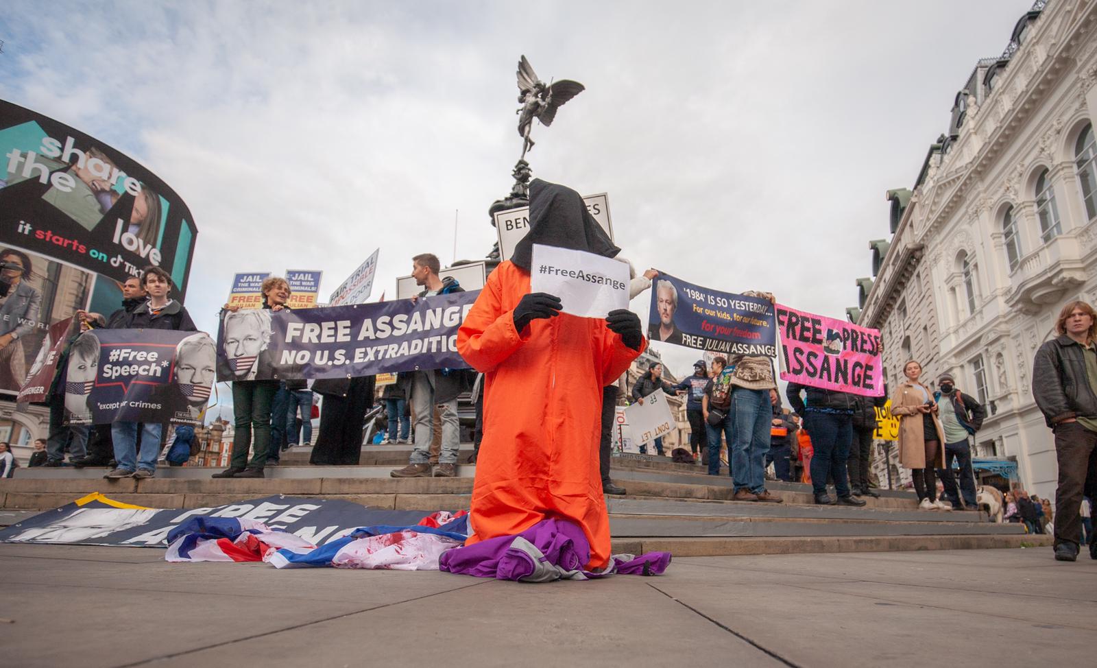 gitmo-knees-piccadilly-circus-london-3oct20.jpg