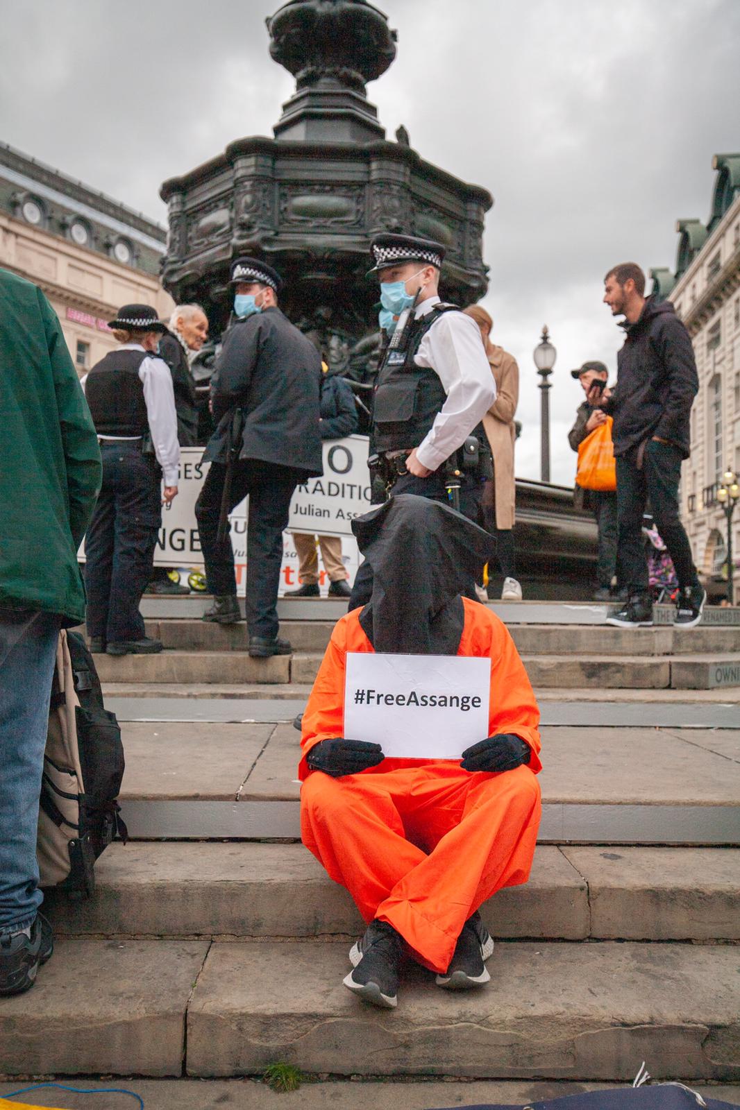 gitmo-pigs-piccadilly-circus-london-3oct20.jpg