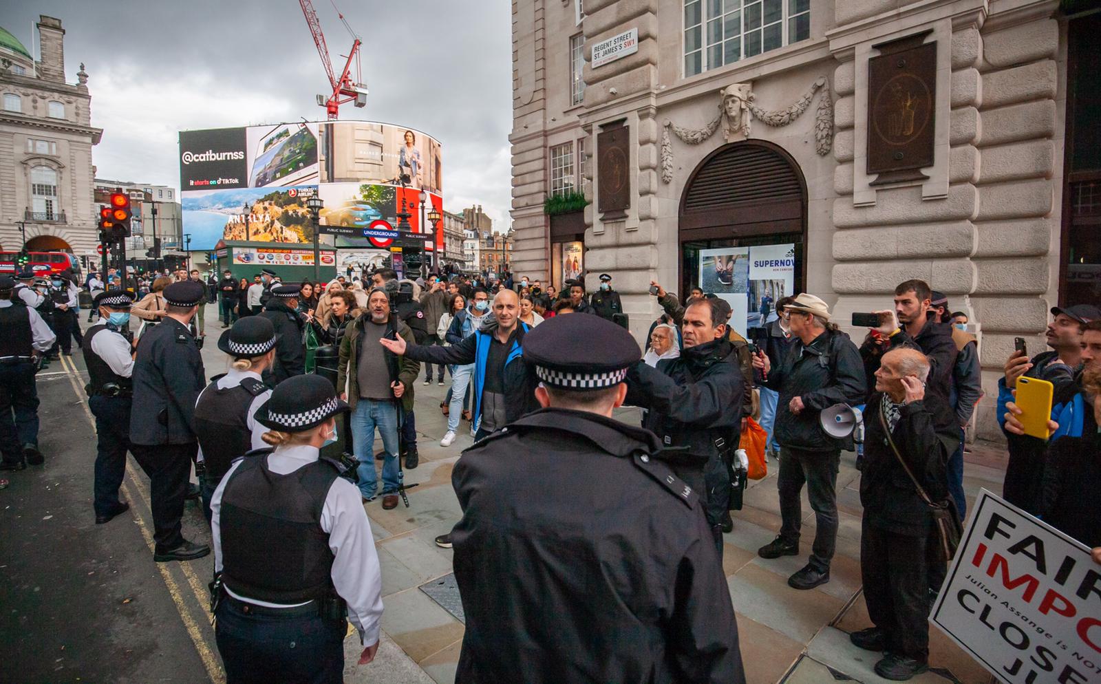 protest_photos:intimidation-failing-piccadilly-circus-london-3oct20.jpg