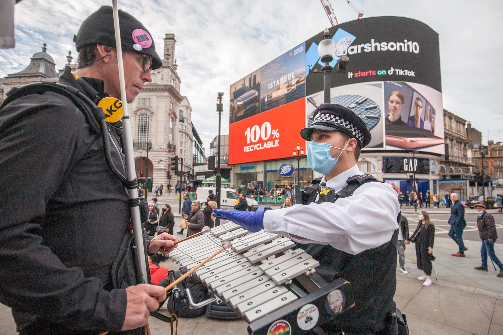 joyful-music-verboten-piccadilly-circus-london-3oct20.jpg