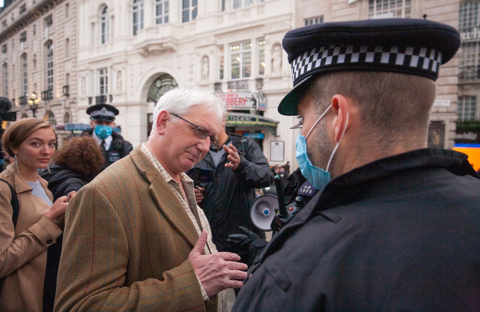 protest_photos:murray-diplomat-piccadilly-circus-london-3oct20.jpg
