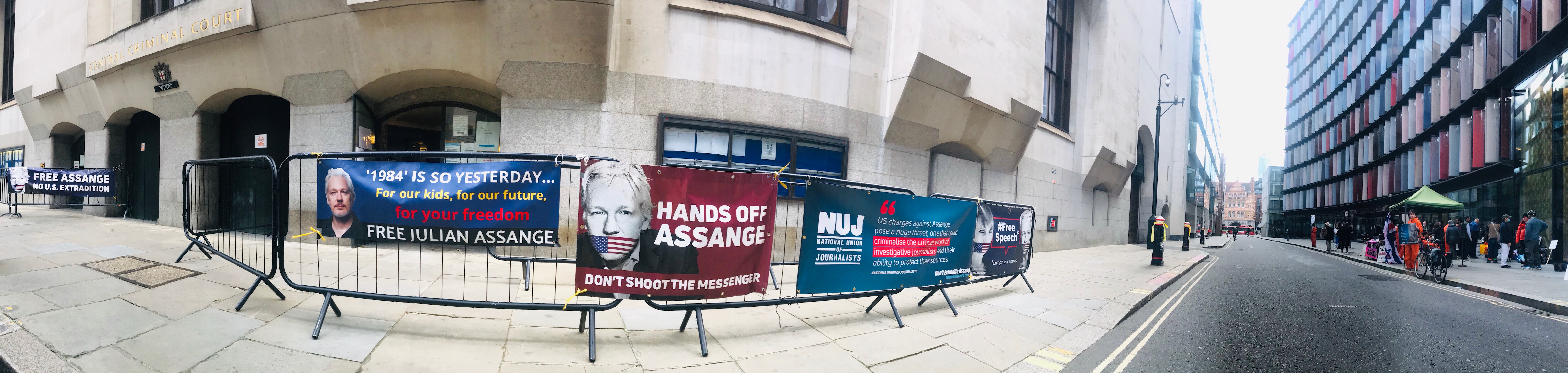 protest_photos:panoramic-banners-old-bailey-london-sept20.jpg