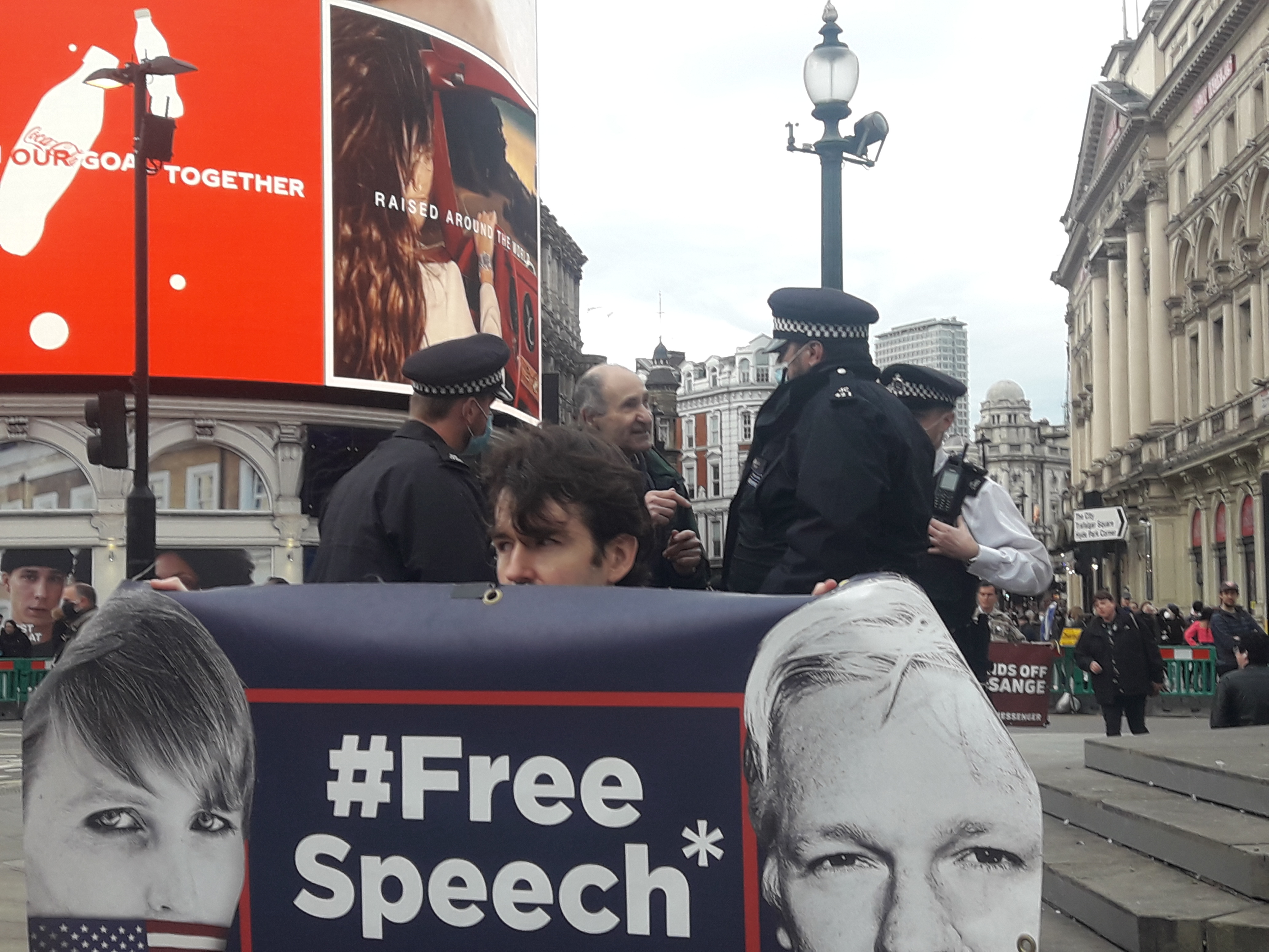 protest_photos:peter-and-pigs-piccadilly-circus-london-3oct20.jpg