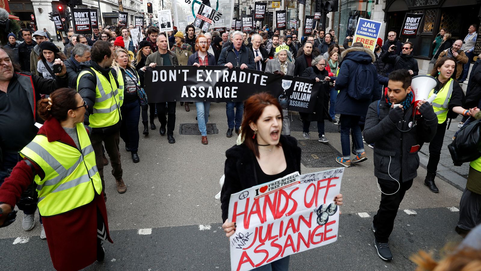 protest_photos:skynews-assange-extradition_4927984.jpg