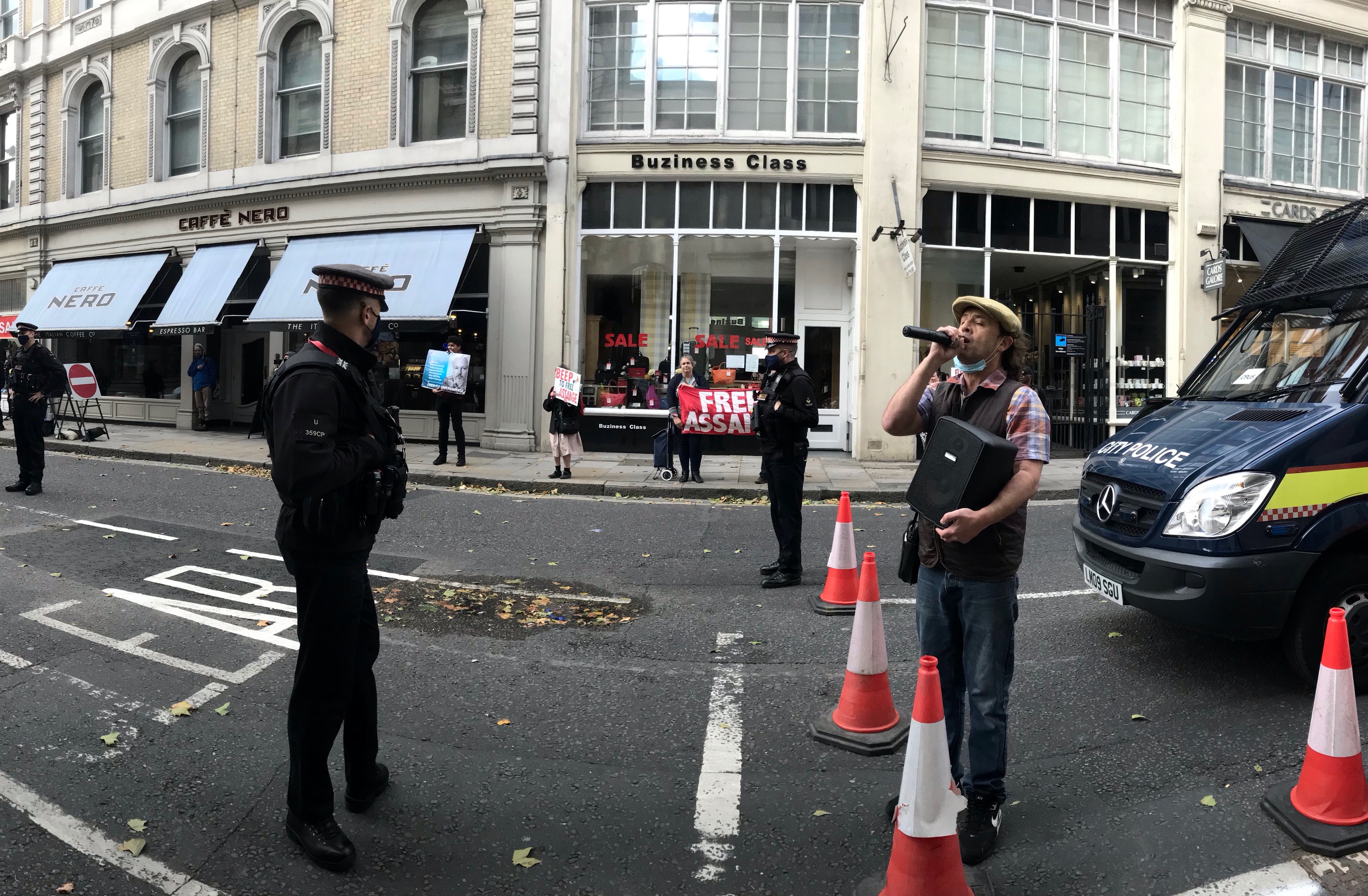 town-cryer-dont-c-u-old-bailey-london-sept20.jpg