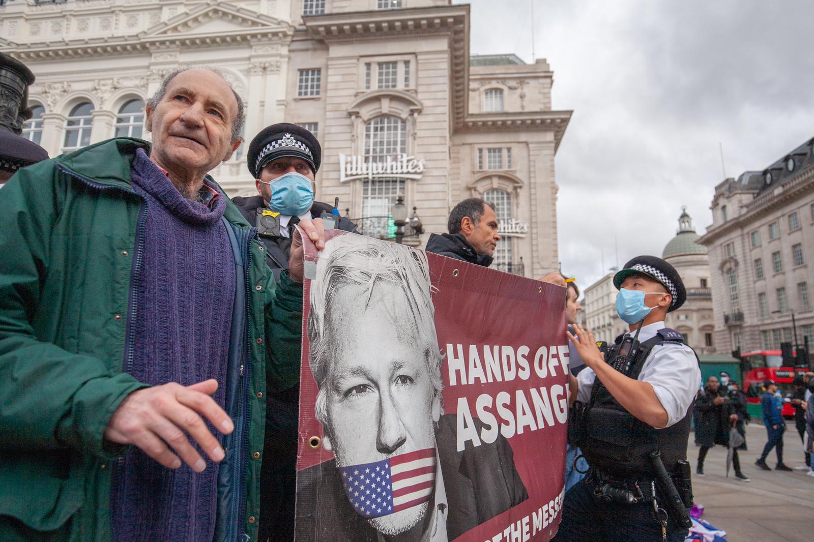 we-dont-c-u-piccadilly-circus-london-3oct20.jpg