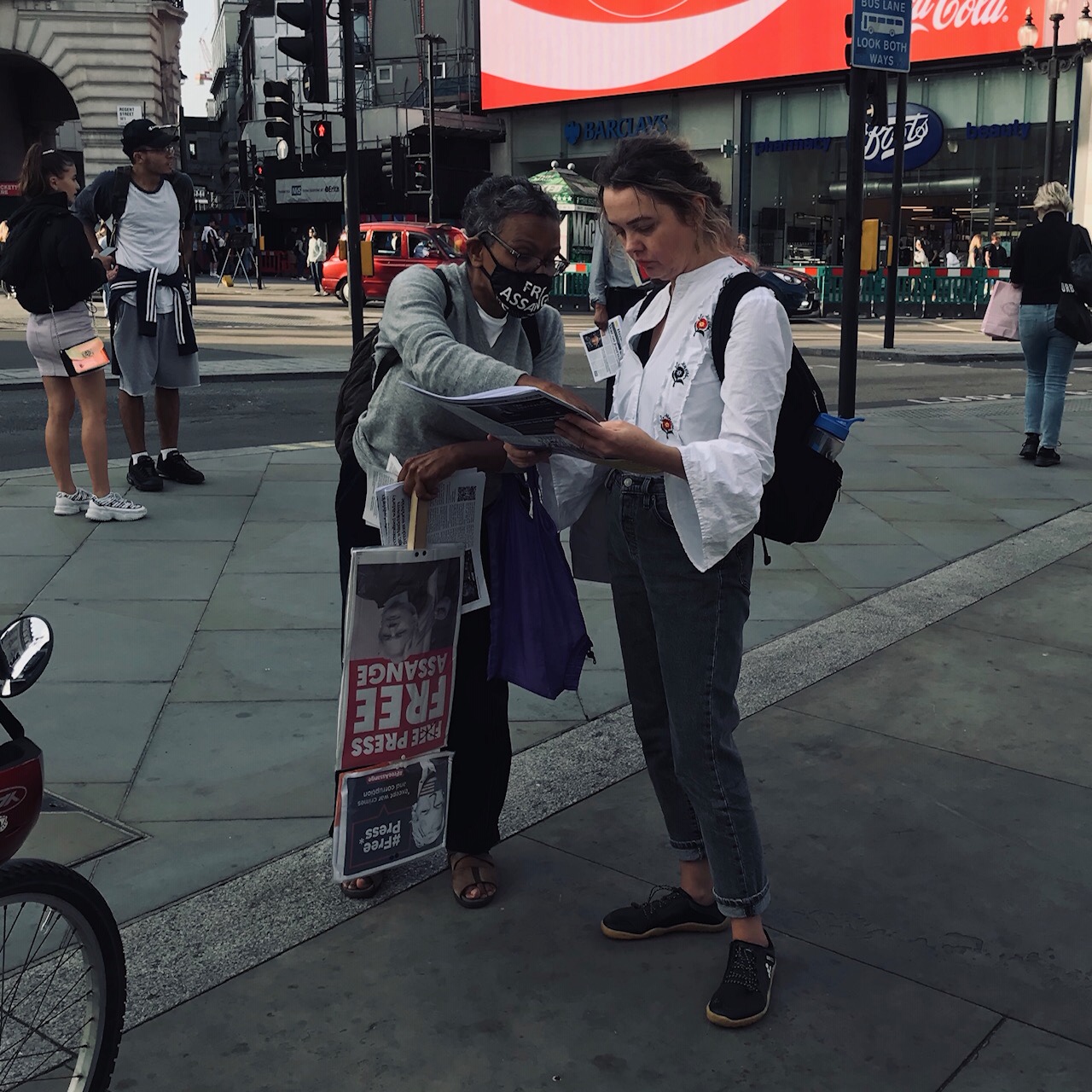 weeklyleaks-wake-up-piccadilly-circus-london-sept20.jpg