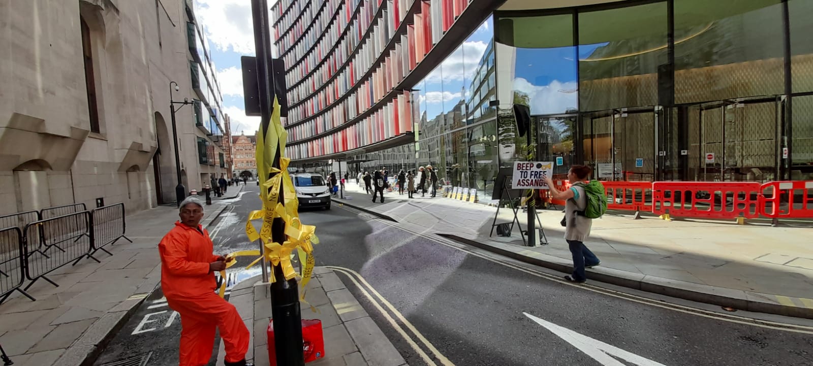 protest_photos:yello-ribbons-old-bailey-sept20.jpg
