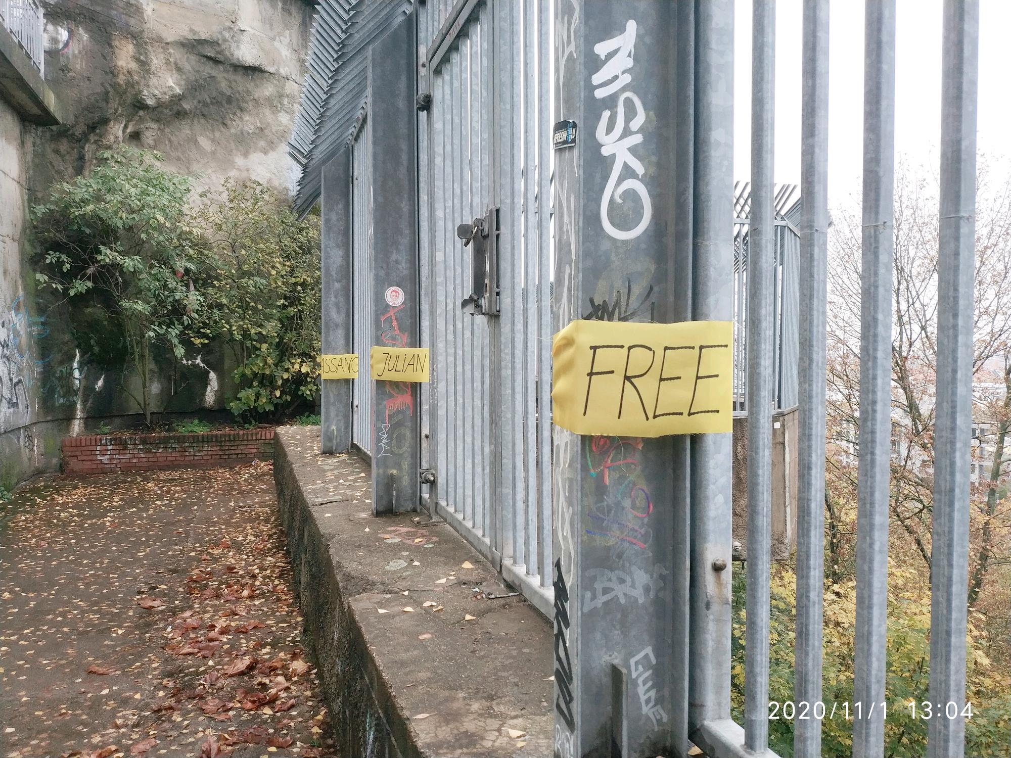 street_art:free_julian_assange_fence.jpeg