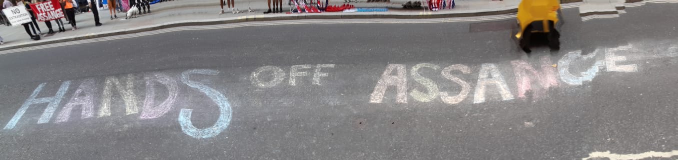 street_art:hands-off-assange-panoramic-oldbailey-sept20.jpg